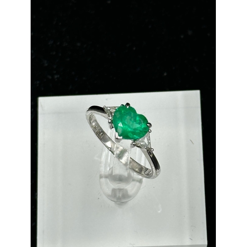 541 - A heart shaped emerald ring with diamond shoulders on an 18ct, marked 750, white gold mount, approxi... 