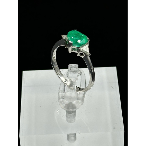 541 - A heart shaped emerald ring with diamond shoulders on an 18ct, marked 750, white gold mount, approxi... 