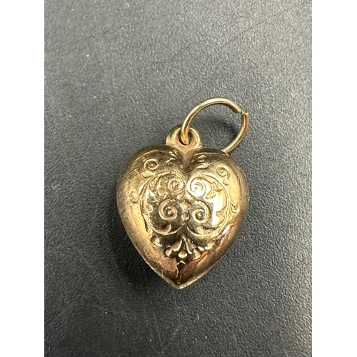 551 - A 9ct gold ring and heart pendant, approximate weight 2g.