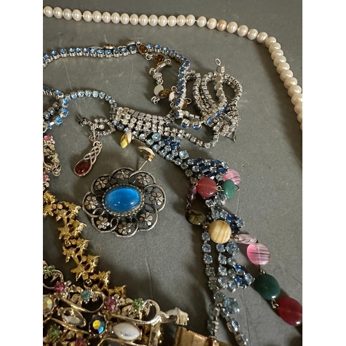 564 - A selection of costume jewellery including some silver, various styles and finishes.