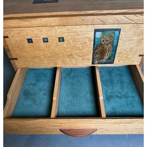 567 - An oak two tier and single drawer jewellery box with owl detail