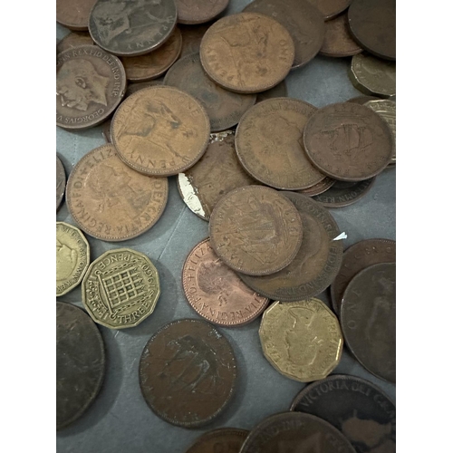 610 - A selection of UK coinage to include George V and Victorian pennies