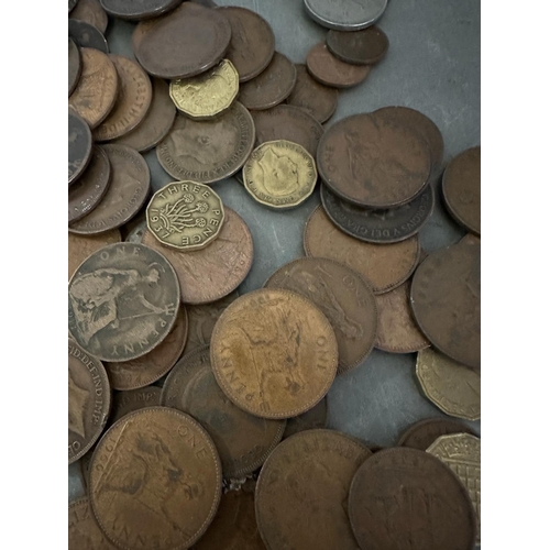 610 - A selection of UK coinage to include George V and Victorian pennies