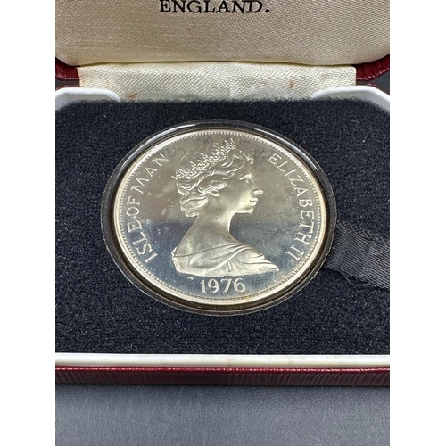 621 - Two Pobjoy mint silver coins, boxed HM Queen Elizabeth II 1976 visit to USA and 1977 Queens Silver J... 