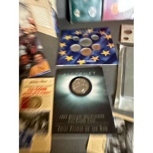 626 - A selection of coin collectors packs to include: The Millennium coin x 2, Silver Jubilee coinage, 19... 