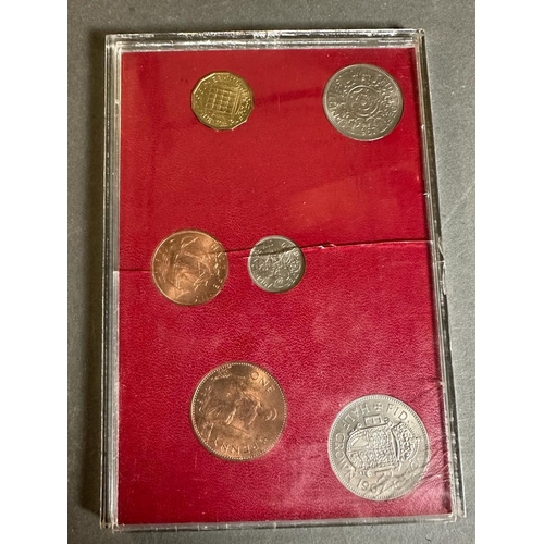 626 - A selection of coin collectors packs to include: The Millennium coin x 2, Silver Jubilee coinage, 19... 