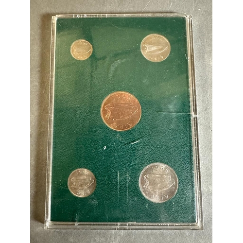 626 - A selection of coin collectors packs to include: The Millennium coin x 2, Silver Jubilee coinage, 19... 