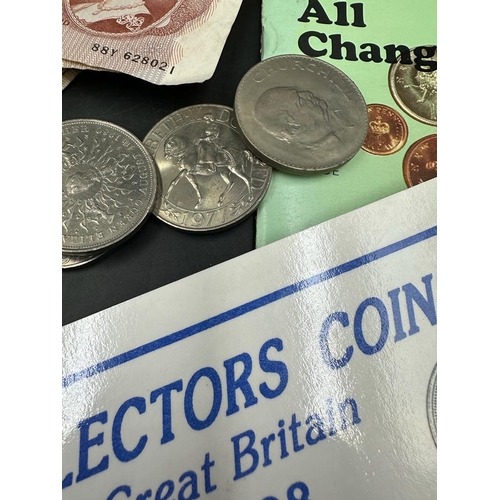 636 - A selection of United Kingdom Crowns, several coin collecting books, two Britain's first decimal coi... 