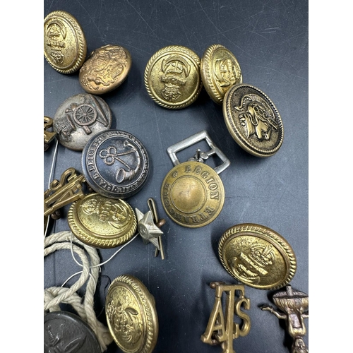 646 - A selection of Military buttons, various regiments.