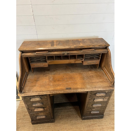 74 - A roll top oak bureau (H118cm W120cm D70cm)