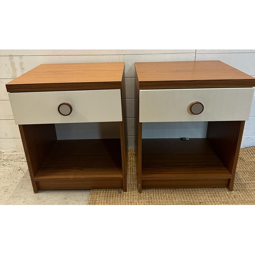 107 - A pair of contemporary single drawer bedside tables with white drawers and wood effects tops (H56cm ... 