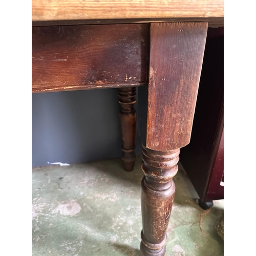 124 - A country pine kitchen table on turned legs (H76cm W182cm D76cm)