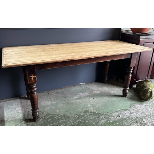 124 - A country pine kitchen table on turned legs (H76cm W182cm D76cm)