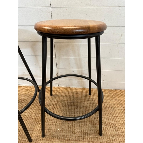 14 - A pair of industrial style bar stools with wooden seats (H66cm)