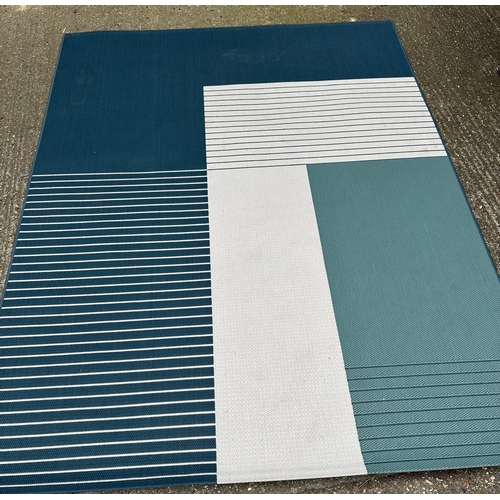 253 - A contemporary rug in blue, green and beige 200cm x 250cm