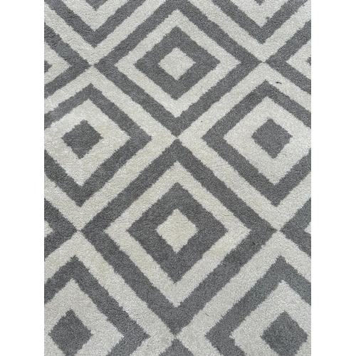 254 - A contemporary rug in a grey and white geometric pattern 160cm x 220cm