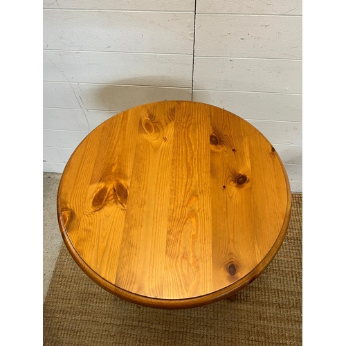 29 - A pine circular pedestal table (H70cm Dia54cm)