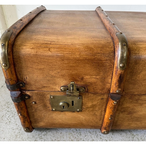 40 - A vintage wooden banded steamer trunk with brass fittings, opening to single shelf with stripped cot... 