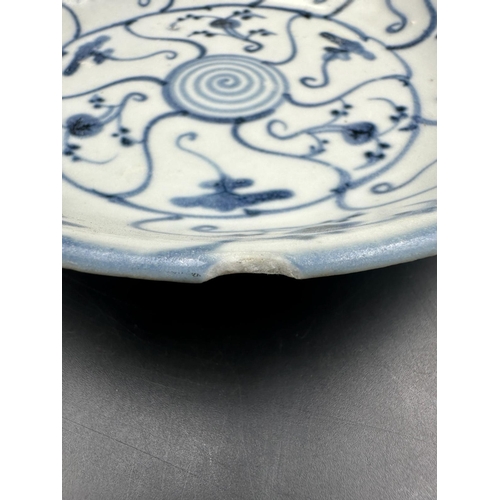 400 - Two blue and white dishes from the Tek Sing Haul with accompanying certificate of authenticity