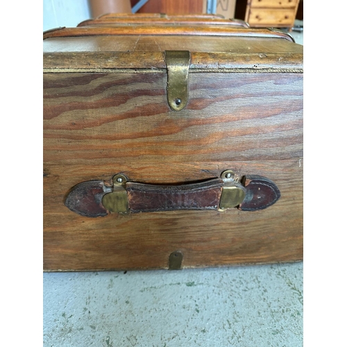 41 - A vintage wooden banded steamer trunk with brass fittings and leather strap handles at end (84cm x 5... 