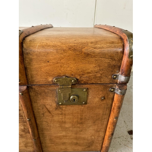 42 - A vintage wooden banded steamer trunk with brass fittings and leather strap handles to ends opening ... 