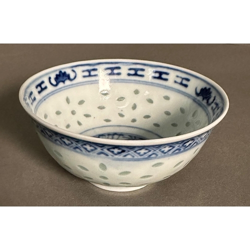 429 - A selection of Chinese blue and white ceramic to include a plate, side plates and a small bowl