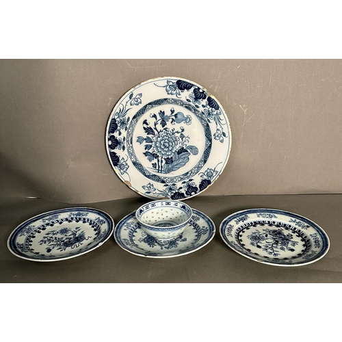 429 - A selection of Chinese blue and white ceramic to include a plate, side plates and a small bowl