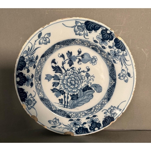 429 - A selection of Chinese blue and white ceramic to include a plate, side plates and a small bowl