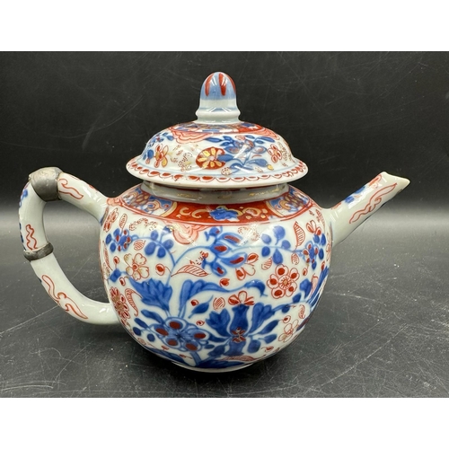 432 - A Chinese globular tea pot with Imari cartouche decoration