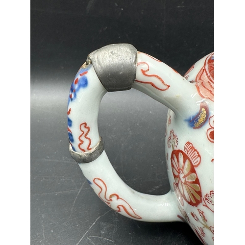 432 - A Chinese globular tea pot with Imari cartouche decoration