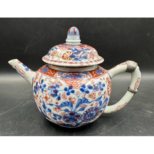 432 - A Chinese globular tea pot with Imari cartouche decoration