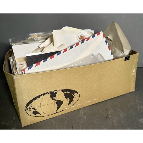 461 - A box of loose World stamps in packets to include Morocco, Australia and Thailand