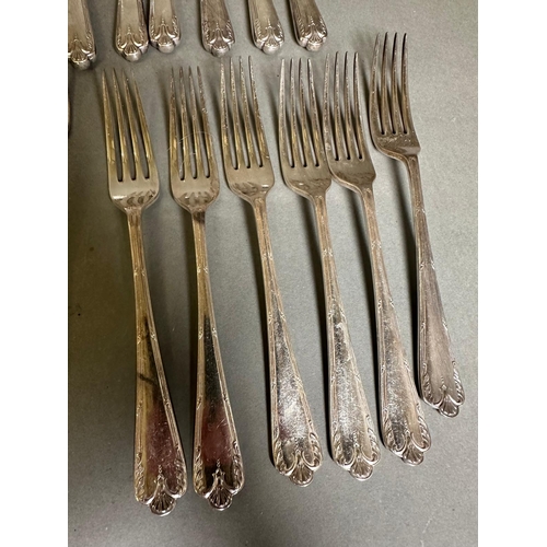 475 - A Garard & Co six place setting silverplated cutlery service in original box.