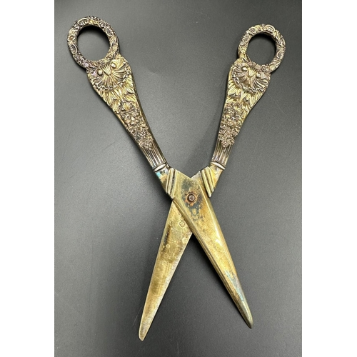 490 - A pair of silver grape scissors, with a total weight of 131g and floriate design hallmarked for Lond... 