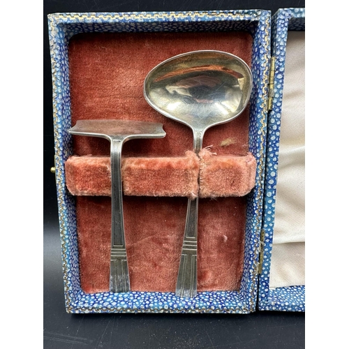 526 - A silver boxed spoon and pusher christening set hallmarked for Birmingham 1947 by Hamilton Utilities... 