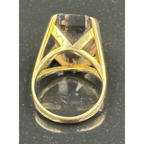 542 - A 14ct gold and smokey quartz ring with an approximate weight of 7.9g Size M