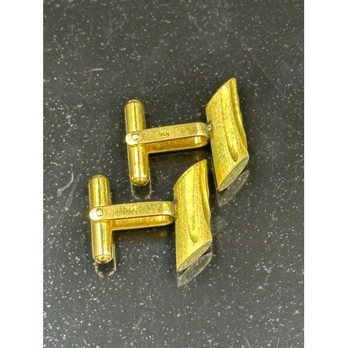 546 - A pair of 14ct yellow gold, bark themed gents cuff links with an approximate weight of 10.2g