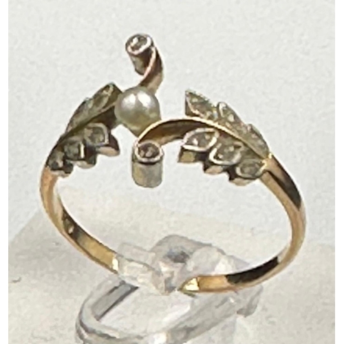 573 - An 18ct pearl and leaf themed ring with an approximate total weight 2.3g Size M