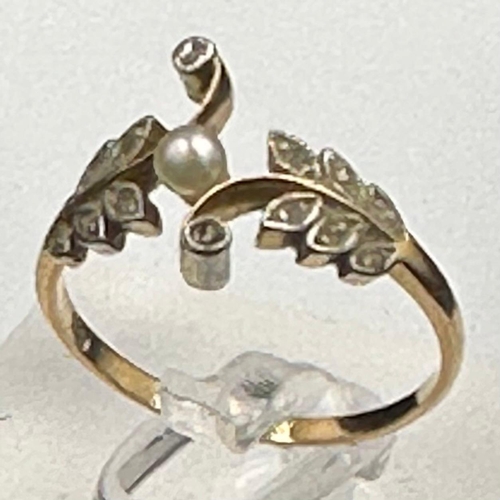 573 - An 18ct pearl and leaf themed ring with an approximate total weight 2.3g Size M