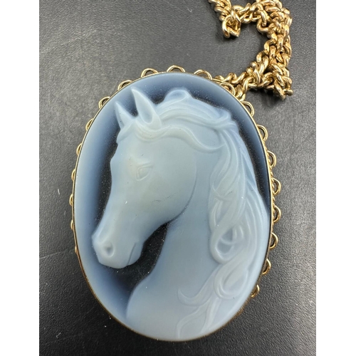 614 - A 9ct gold chain with 9ct gold pendant, cameo style of a horses head. (Approximate weight of necklac... 