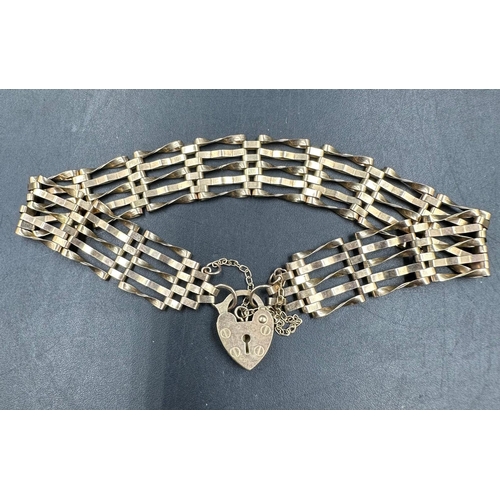 616 - A 9ct gold gate bracelet with heart shaped fastener, with an approximate weight of 6.1g.