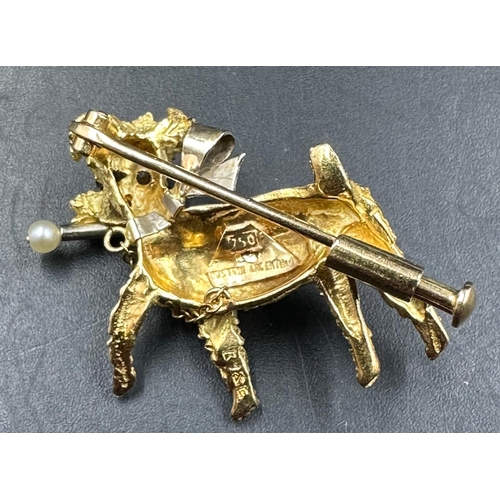 617 - An 18ct gold brooch of a small terrier with pearl capped stick in its mouth (Total weight 5.8g)