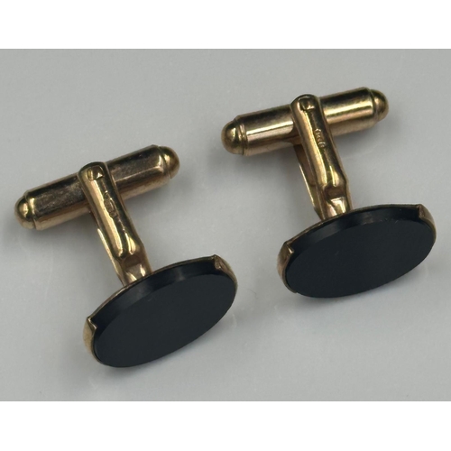 635 - A pair of onyx on 9ct yellow gold cuff links with an approximate weight of 7g