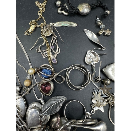 636 - A selection of silver jewellery including a Links of London friendship bracelet with black thread.