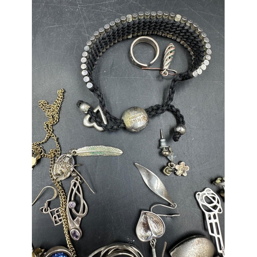 636 - A selection of silver jewellery including a Links of London friendship bracelet with black thread.