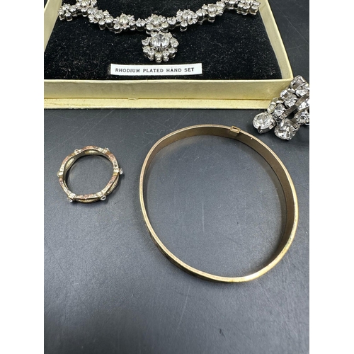 680D - A small selection of costume jewellery