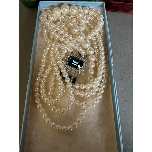 680F - A selection of costume jewellery to include pearl sets etc.