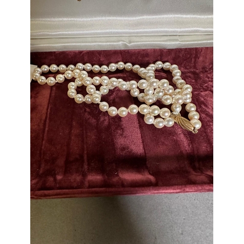 680F - A selection of costume jewellery to include pearl sets etc.