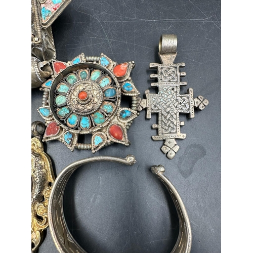 680G - A selection of native American jewellery to include pendants and bangles