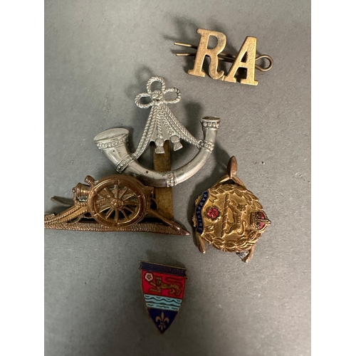 736 - A selection of military capo badges and insignia various regiments to include Royal Artillery, Hamps... 